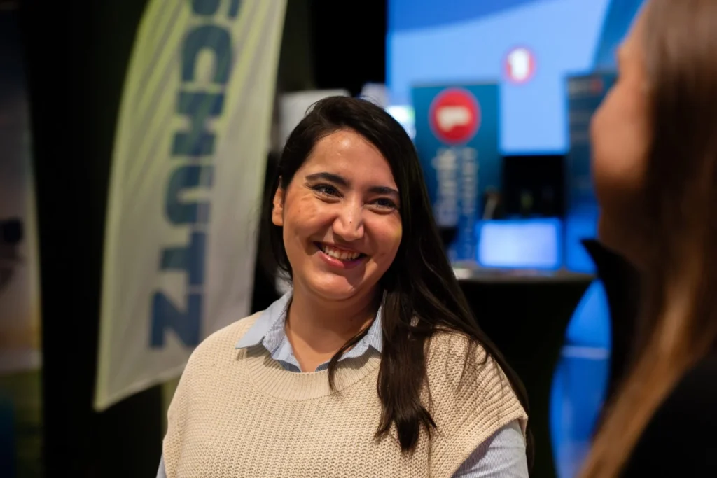 Representant for CREDS på stand